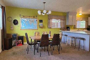 Quaint & Cozy Cottage: 3 Mi to Palisade Wineries!