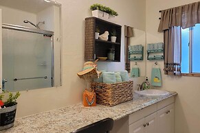 Quaint & Cozy Cottage: 3 Mi to Palisade Wineries!