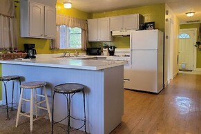 Quaint & Cozy Cottage: 3 Mi to Palisade Wineries!