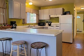 Quaint & Cozy Cottage: 3 Mi to Palisade Wineries!