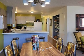 Quaint & Cozy Cottage: 3 Mi to Palisade Wineries!