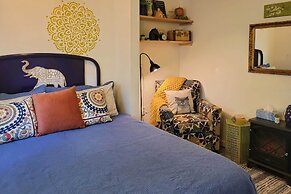 Quaint & Cozy Cottage: 3 Mi to Palisade Wineries!