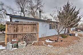 Quaint & Cozy Cottage: 3 Mi to Palisade Wineries!