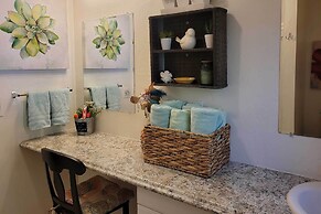 Quaint & Cozy Cottage: 3 Mi to Palisade Wineries!