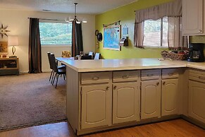 Quaint & Cozy Cottage: 3 Mi to Palisade Wineries!