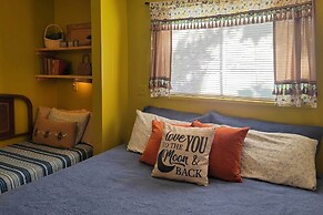 Quaint & Cozy Cottage: 3 Mi to Palisade Wineries!