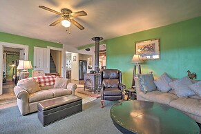 Vintage Farmhouse ~ 2 1/2 Mi to Mount Pleasant Ski