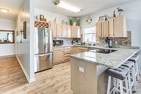 Carolina Beach Condo With Deck: Steps to Shore!
