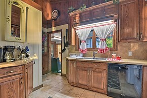 Cozy Lakefront Lapeer House w/ 2 Paddle Boats!