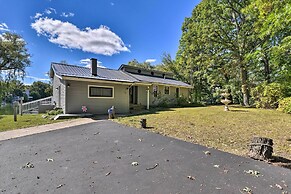 Cozy Lakefront Lapeer House w/ 2 Paddle Boats!