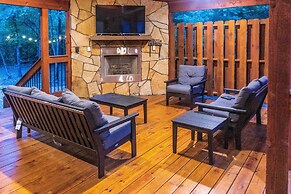 Broken Bow Cabin w/ Hot Tub & Outdoor Fireplace!