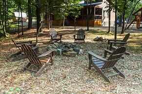 Broken Bow Cabin w/ Hot Tub & Outdoor Fireplace!