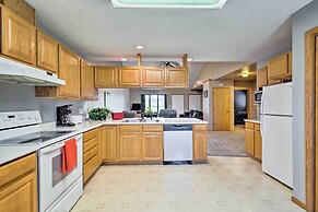 Elwood Townhome w/ Patio - 7 Mi to Johnson Lake