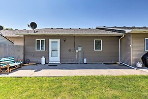 Elwood Townhome w/ Patio - 7 Mi to Johnson Lake