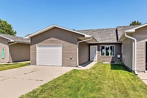 Elwood Townhome w/ Patio - 7 Mi to Johnson Lake