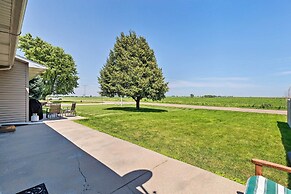 Elwood Townhome w/ Patio - 7 Mi to Johnson Lake