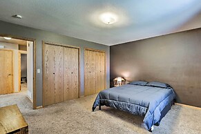 Elwood Townhome w/ Patio - 7 Mi to Johnson Lake