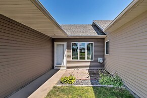 Elwood Townhome w/ Patio - 7 Mi to Johnson Lake
