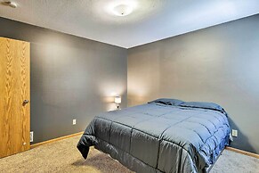 Elwood Townhome w/ Patio - 7 Mi to Johnson Lake