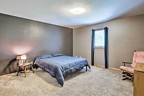 Elwood Townhome w/ Patio - 7 Mi to Johnson Lake