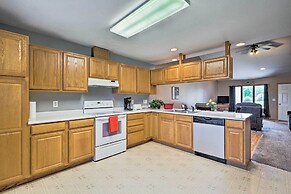 Elwood Townhome w/ Patio - 7 Mi to Johnson Lake