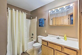 Elwood Townhome w/ Patio - 7 Mi to Johnson Lake