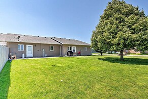 Elwood Townhome w/ Patio - 7 Mi to Johnson Lake
