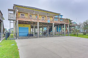 Walk to Shore: Crystal Beach Family Home w/ Deck!