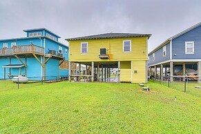 Walk to Shore: Crystal Beach Family Home w/ Deck!