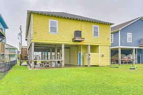 Walk to Shore: Crystal Beach Family Home w/ Deck!