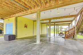 Walk to Shore: Crystal Beach Family Home w/ Deck!