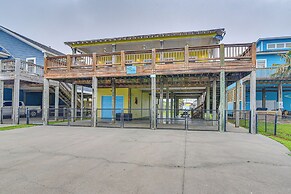 Walk to Shore: Crystal Beach Family Home w/ Deck!