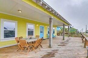 Walk to Shore: Crystal Beach Family Home w/ Deck!