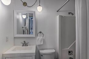 Beautiful Connestee Falls Home w/ Porch in Brevard