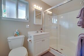 Charming Getaway, Walk to Windsor Lake & Downtown!