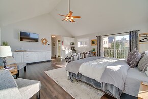 Charming Getaway, Walk to Windsor Lake & Downtown!