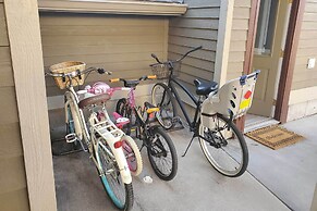 Charming Getaway, Walk to Windsor Lake & Downtown!