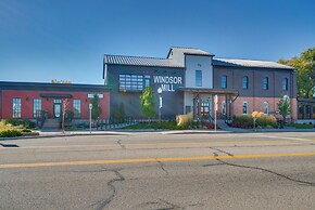 Charming Getaway, Walk to Windsor Lake & Downtown!