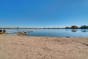 Charming Getaway, Walk to Windsor Lake & Downtown!