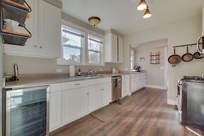Charming Getaway, Walk to Windsor Lake & Downtown!