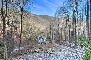 Nantahala Mountain Cabin w/ Deck ~ 1 Mi to Hiking!