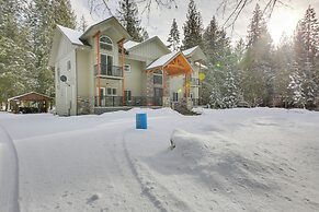 Expansive Group Lake House w/ Private Hot Tub!