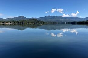 Expansive Group Lake House w/ Private Hot Tub!