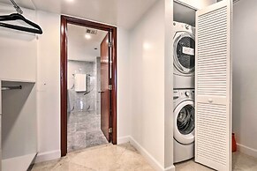 Waterfront High-rise Condo - Miami Beach 5 Mi