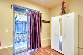 Inviting Studio w/ Patio, 15 Mi to Portland!