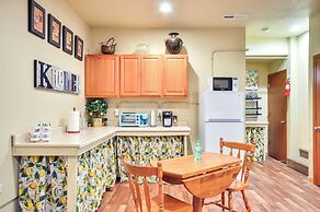 Inviting Studio w/ Patio, 15 Mi to Portland!