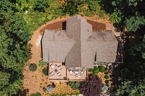 Grand Chalet w/ Hot Tub - Near Wintergreen Resort