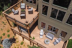 Grand Chalet w/ Hot Tub - Near Wintergreen Resort