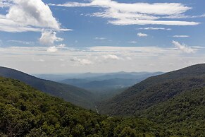 Grand Chalet w/ Hot Tub - Near Wintergreen Resort