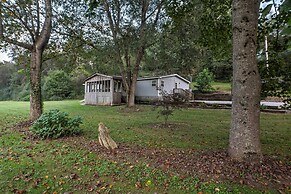 Ooltewah Cabin w/ Grill, Pool Table & Porch!